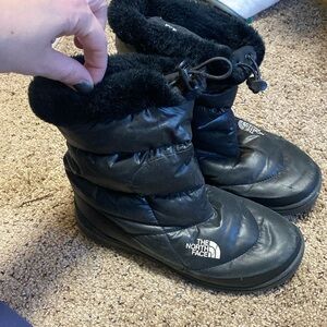The North Face puffer boots, used in good condition. Size 7.5 womans